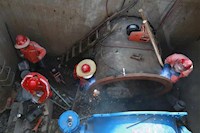 連夜搶修供水爆管！5輛送水車同時出動！